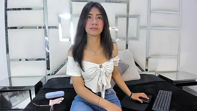 Snapshot of Mia_clark18 chatting on 10-15-25, 03:56 Mia clark18 online show from 10-15-25, 03:56