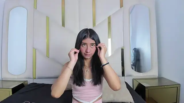 Snapshot of Mia_clark18 chatting on 10-25-25, 06:57 Mia clark18 online show from 10-25-25, 06:57