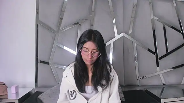 Snapshot of Mia_clark18 chatting on 11-11-25, 08:42 Mia clark18 online show from 11-11-25, 08:42