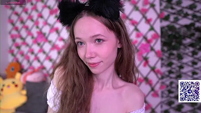 Snapshot of Petite_Polly chatting on 10-08-25, 08:06 Petite Polly online show from 10-08-25, 08:06