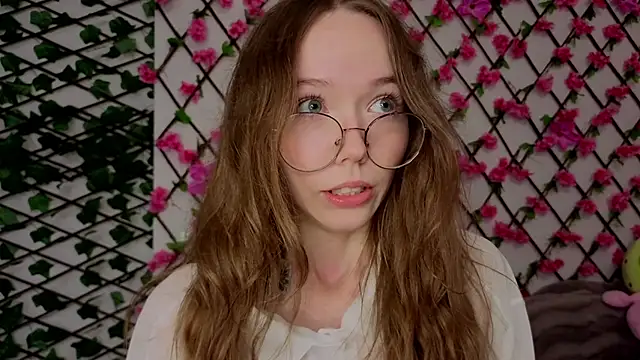 Snapshot of Petite_Polly chatting on 10-16-25, 08:10 Petite Polly online show from 10-16-25, 08:10