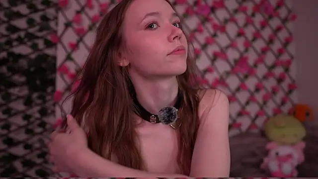 Snapshot of Petite_Polly chatting on 10-19-25, 01:06 Petite Polly online show from 10-19-25, 01:06