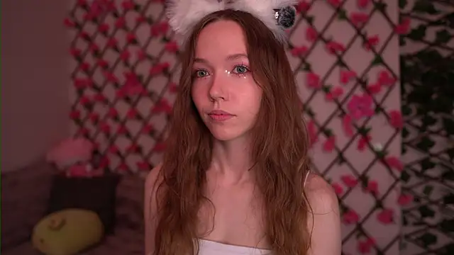 Snapshot of Petite_Polly chatting on 10-25-25, 06:13 Petite Polly online show from 10-25-25, 06:13