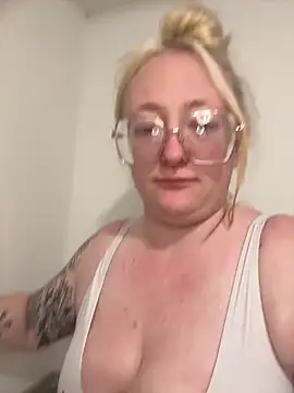 Snapshot of SashaMaexox chatting on 11-05-25, 08:31 SashaMaexox online show from 11-05-25, 08:31