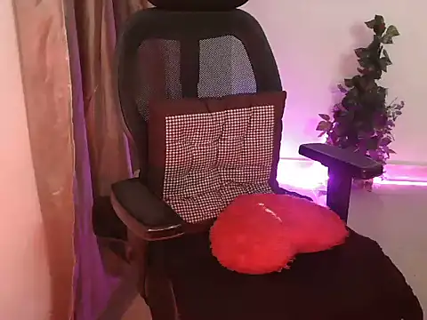 Snapshot of Royal_zara chatting on 10-18-25, 07:58 Royal zara online show from 10-18-25, 07:58