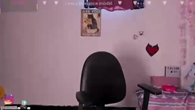 Snapshot of Emilycollei chatting on 11-13-25, 03:55 Emilycollei online show from 11-13-25, 03:55