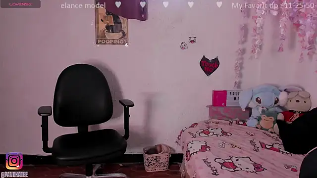 Snapshot of Emilycollei chatting on 11-14-25, 03:11 Emilycollei online show from 11-14-25, 03:11