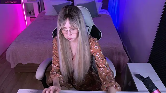 sofiisun online show from 10-15-25, 04:12