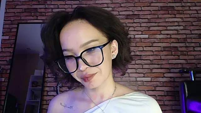 Snapshot of saya_li1 chatting on 10-21-25, 09:04 saya li1 online show from 10-21-25, 09:04