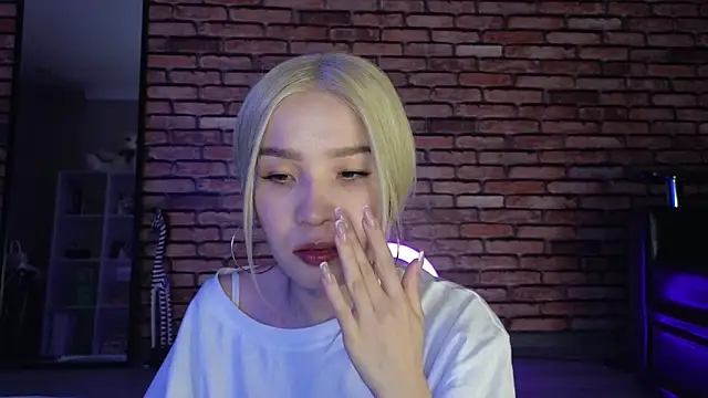 Snapshot of saya_li1 chatting on 11-20-25, 10:31 saya li1 online show from 11-20-25, 10:31