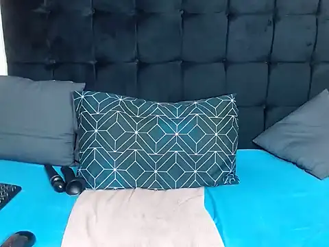 Snapshot of CaramelBootty chatting on 10-25-25, 04:02 CaramelBootty online show from 10-25-25, 04:02