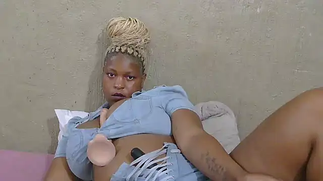 Snapshot of ZuriVixen chatting on 10-17-25, 07:49 ZuriVixen online show from 10-17-25, 07:49