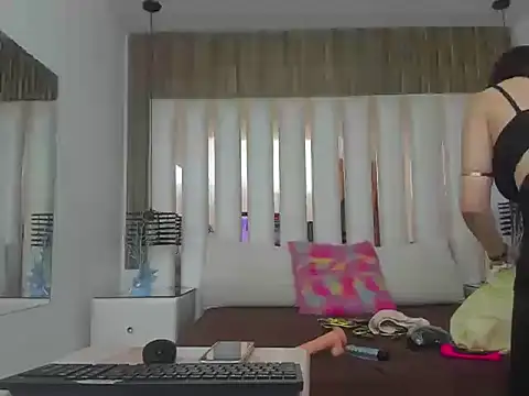 AmbarGills online show from 10-31-25, 01:45