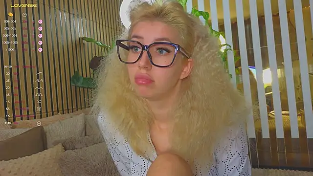 Snapshot of Violetttttta chatting on 10-11-25, 08:29 Violetttttta online show from 10-11-25, 08:29