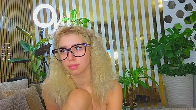 Snapshot of Violetttttta chatting on 10-13-25, 08:47 Violetttttta online show from 10-13-25, 08:47