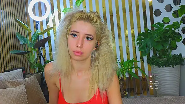 Snapshot of Violetttttta chatting on 10-14-25, 09:21 Violetttttta online show from 10-14-25, 09:21