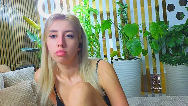 Snapshot of Violetttttta chatting on 10-16-25, 02:45 Violetttttta online show from 10-16-25, 02:45