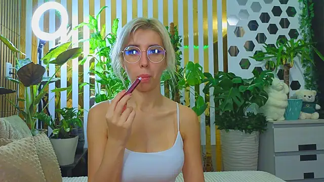 Snapshot of Violetttttta chatting on 10-22-25, 09:14 Violetttttta online show from 10-22-25, 09:14