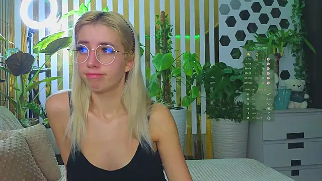 Snapshot of Violetttttta chatting on 10-23-25, 09:57 Violetttttta online show from 10-23-25, 09:57