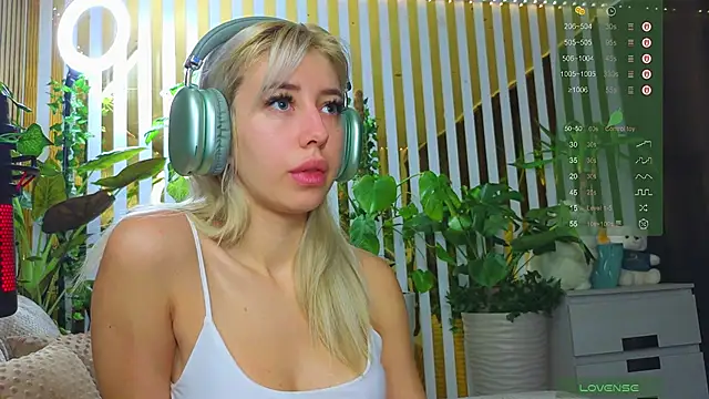 Snapshot of Violetttttta chatting on 10-26-25, 10:25 Violetttttta online show from 10-26-25, 10:25