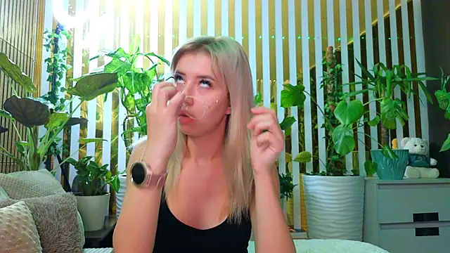 Snapshot of Violetttttta chatting on 11-06-25, 09:37 Violetttttta online show from 11-06-25, 09:37