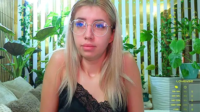 Snapshot of Violetttttta chatting on 11-09-25, 11:25 Violetttttta online show from 11-09-25, 11:25