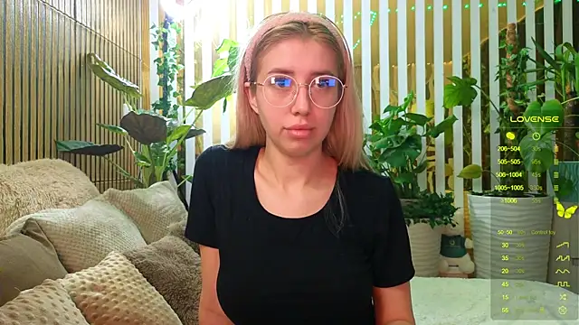 Snapshot of Violetttttta chatting on 11-10-25, 08:30 Violetttttta online show from 11-10-25, 08:30