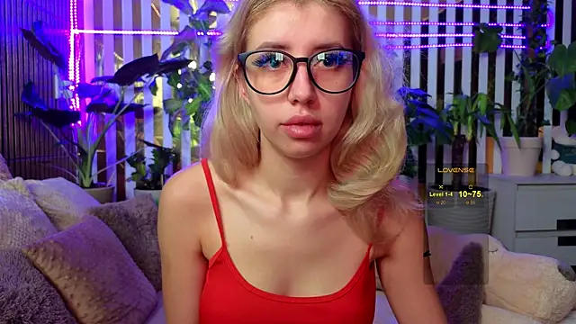 Snapshot of Violetttttta chatting on 11-22-25, 10:42 Violetttttta online show from 11-22-25, 10:42