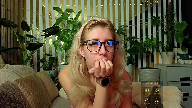 Snapshot of Violetttttta chatting on 11-23-25, 08:41 Violetttttta online show from 11-23-25, 08:41