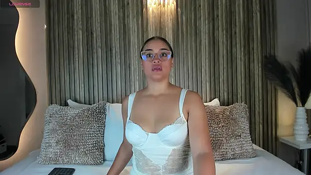 Snapshot of VanneCamiel chatting on 10-27-25, 11:58 VanneCamiel online show from 10-27-25, 11:58