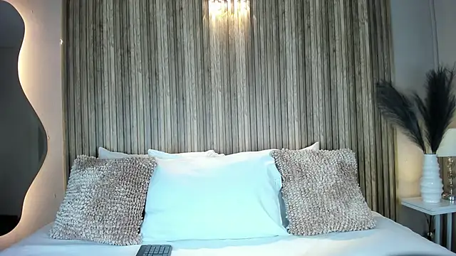 Snapshot of VanneCamiel chatting on 10-30-25, 11:55 VanneCamiel online show from 10-30-25, 11:55