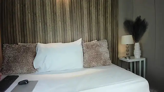 Snapshot of VanneCamiel chatting on 10-31-25, 11:33 VanneCamiel online show from 10-31-25, 11:33