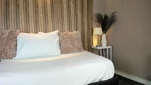 Snapshot of VanneCamiel chatting on 11-14-25, 11:42 VanneCamiel online show from 11-14-25, 11:42