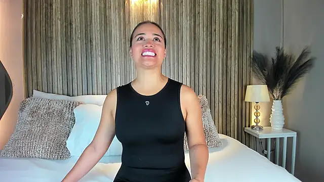 Snapshot of VanneCamiel chatting on 11-17-25, 12:11 VanneCamiel online show from 11-17-25, 12:11