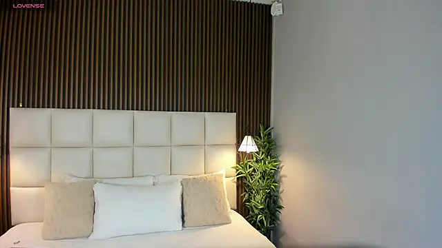 Snapshot of VanneCamiel chatting on 12-02-25, 11:37 VanneCamiel online show from 12-02-25, 11:37