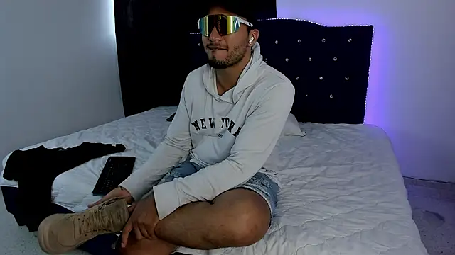 Snapshot of LoganRyder chatting on 10-31-25, 12:50 LoganRyder online show from 10-31-25, 12:50