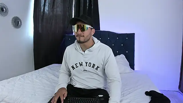 Snapshot of LoganRyder chatting on 11-28-25, 12:30 LoganRyder online show from 11-28-25, 12:30