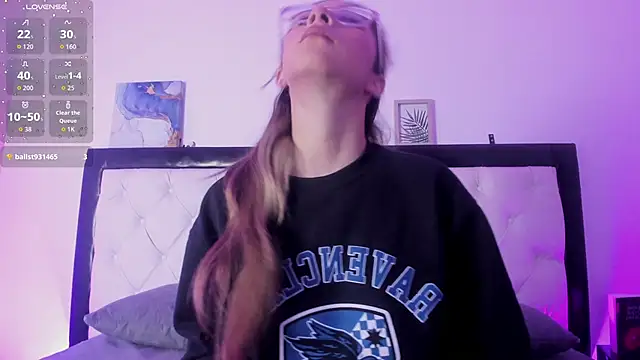 Snapshot of Sara_Roades chatting on 10-28-25, 11:14 Sara Roades online show from 10-28-25, 11:14