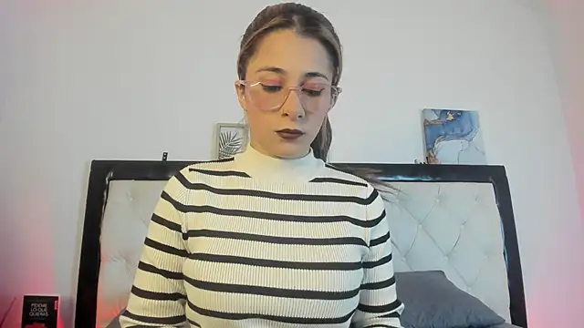 Snapshot of Sara_Roades chatting on 10-30-25, 09:37 Sara Roades online show from 10-30-25, 09:37