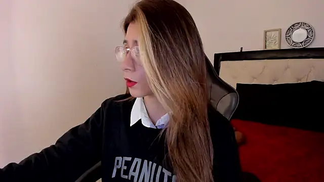 Snapshot of Sara_Roades chatting on 11-27-25, 08:55 Sara Roades online show from 11-27-25, 08:55