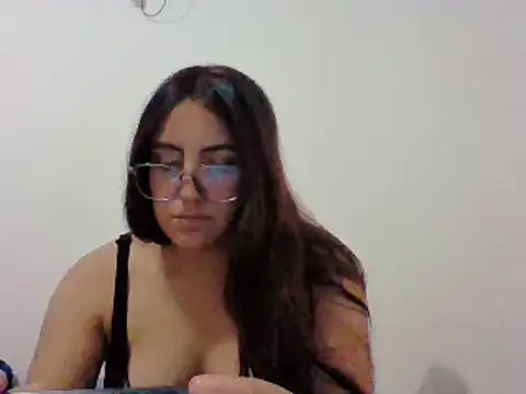 Snapshot of Mar_00c chatting on 11-10-25, 06:12 Mar 00c online show from 11-10-25, 06:12