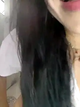 Snapshot of you_yuyuu chatting on 10-27-25, 04:22 you yuyuu online show from 10-27-25, 04:22