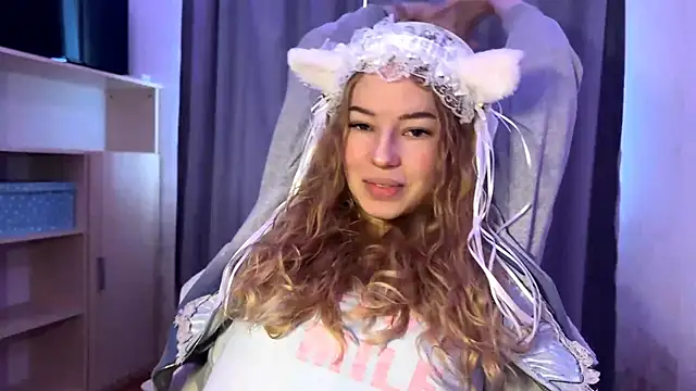 LunaCrave online show from 10-24-25, 07:27