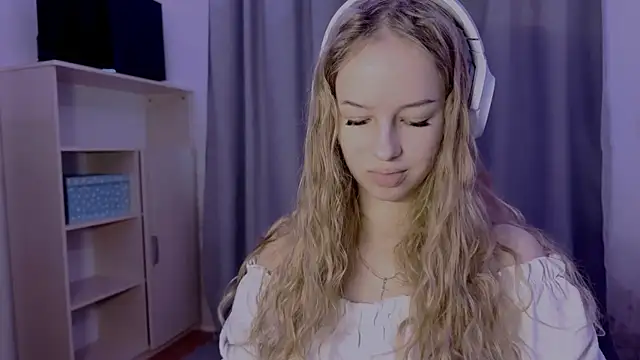 LunaCrave online show from 10-30-25, 12:06