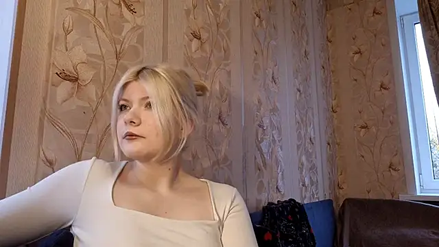 Snapshot of EllenMompoint chatting on 10-28-25, 07:23 EllenMompoint online show from 10-28-25, 07:23