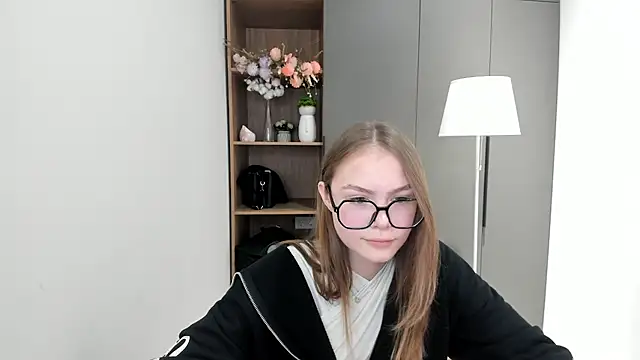 HienBaisey online show from 10-10-25, 03:27