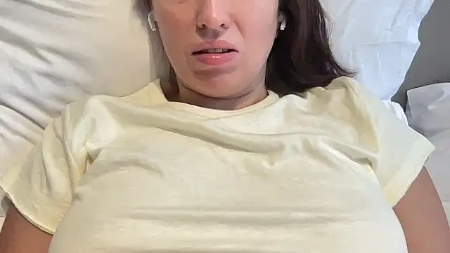 Snapshot of CArivora chatting on 02-22-26, 08:46 CArivora online show from 02-22-26, 08:46