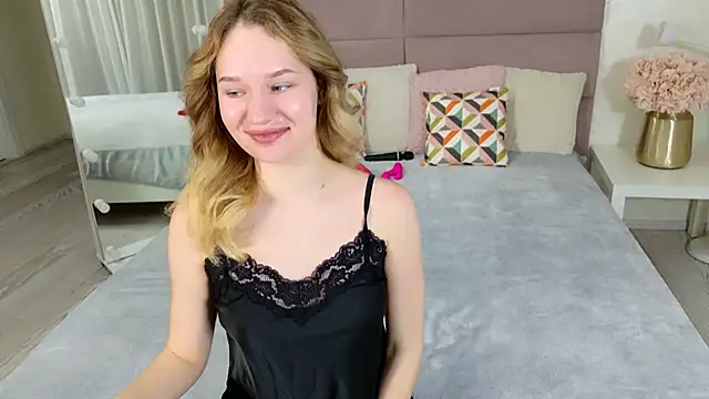 Snapshot of IndieMoon chatting on 02-15-26, 06:04 IndieMoon online show from 02-15-26, 06:04