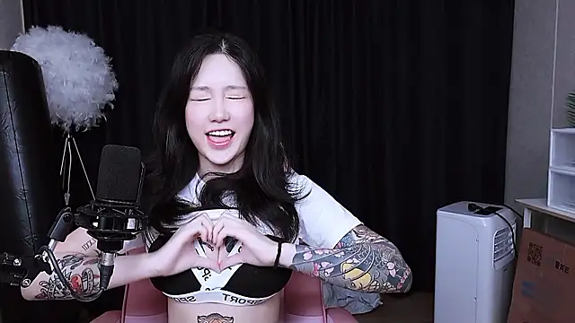 Snapshot of MISA_02 chatting on 10-27-25, 04:11 MISA 02 online show from 10-27-25, 04:11