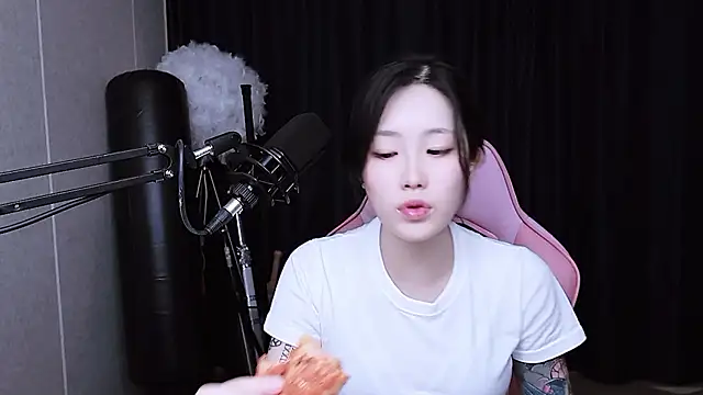 Snapshot of MISA_02 chatting on 11-13-25, 12:48 MISA 02 online show from 11-13-25, 12:48